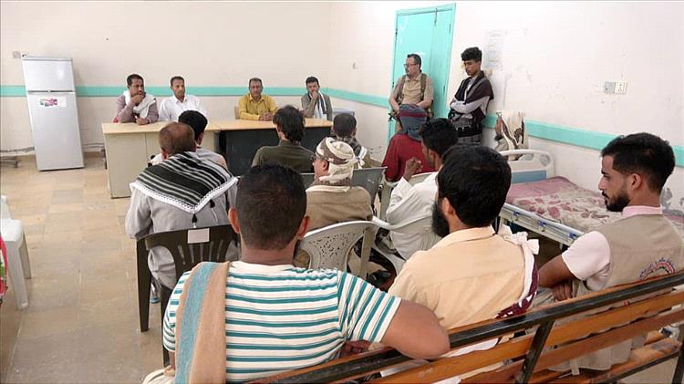 محافظ أبين يرأس اجتماعا لرؤساء الجمعيات السمكية  ويوجه بتسخير الموارد لتنمية مدينة شقرة