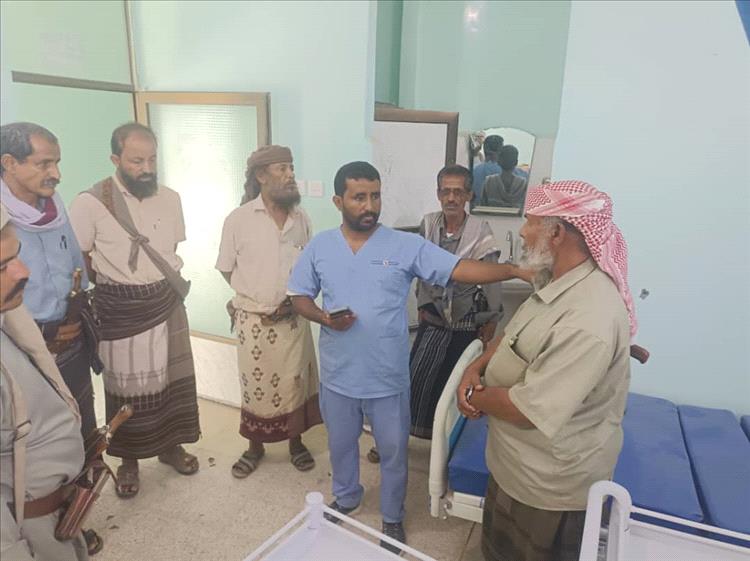 أهالي ووجهاء منطقة المصينعة يزورون المستشفى ويشيدون بدور المحافظ بن الوزير ومؤسسة خليفة للأعمال الإنسانية