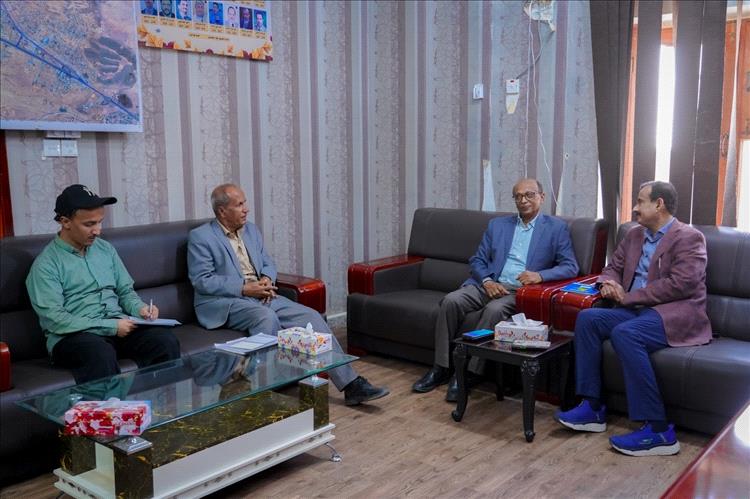 محافظ شبوة يبحث مع رئيس هيئة موانئ البحر العربي سبل تعزيز التنسيق المشترك وتطوير العمل البحري