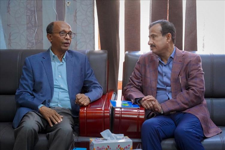 المحافظ بن الوزير يبحث مع رئيس هيئة موانئ البحر العربي سبل تعزيز التنسيق المشترك وتطوير العمل البحري