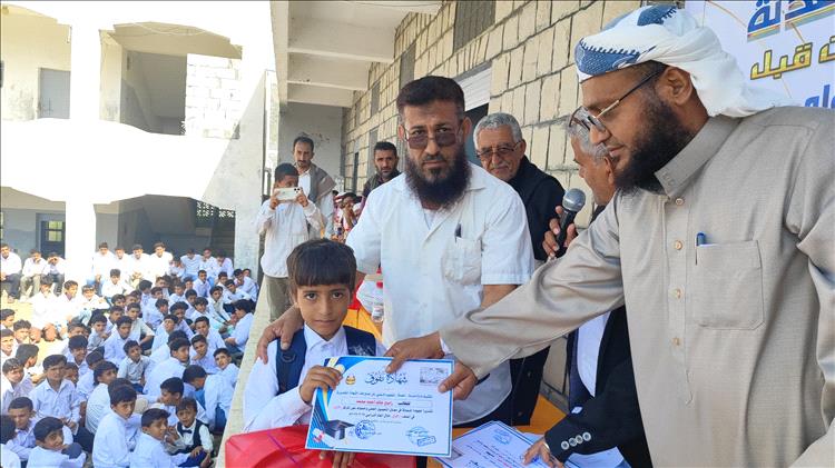 مدرسة العدنة بيافع رصد تكرّم المعلمين والطلاب الأوائل والداعمين للعملية التعليمية