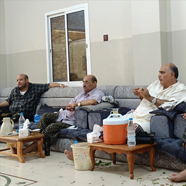 المناضل أحمد عبد الله المجيدي يستقبل اللواء الركن عبد الناصر عثمان صبيرة وكيل وزارة الداخلية في منزله