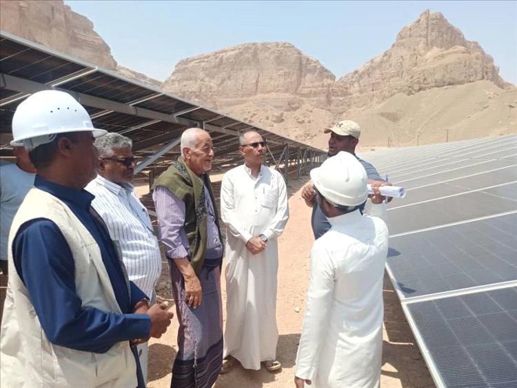 وكيل وزارة المياه والبيئة يتفقد مشروع الطاقة الشمسية بحقل دمون بتريم ويتعرف على سير اعمال فرع المؤسسة ..
