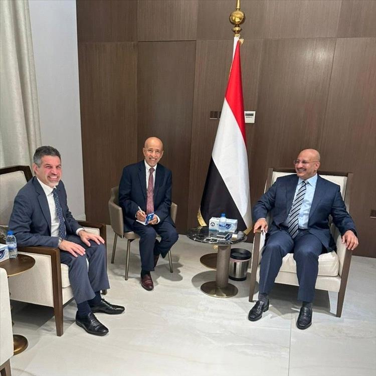 السفير الأمريكي يلتقي طارق صالح في دبي لبحث التعاون الأمني ودعم الحكومة اليمنية