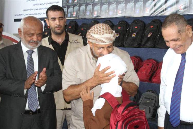 طارق صالح يدشن مشروع خلية الأعمال الإنسانية... وتوزيع 26 ألف حقيبة مدرسية في الساحل الغربي
