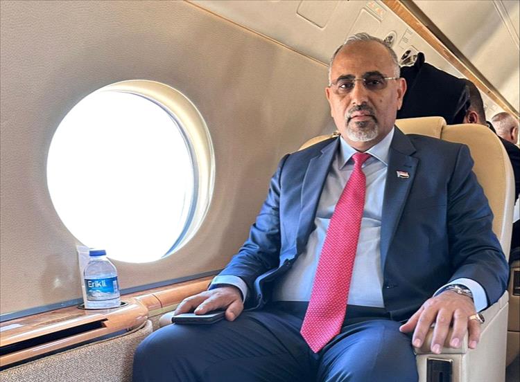 رئيس المجلس الانتقالي الجنوبي عيدروس الزُبيدي يغادر مطار عدن متوجهًا إلى أبوظبي