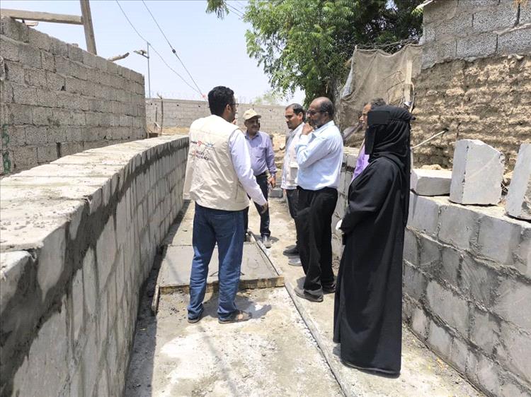 وكيل وزارة الزراعة والري يتفقد مشروع رصف قناة المياه في منطقة البستان بلحج