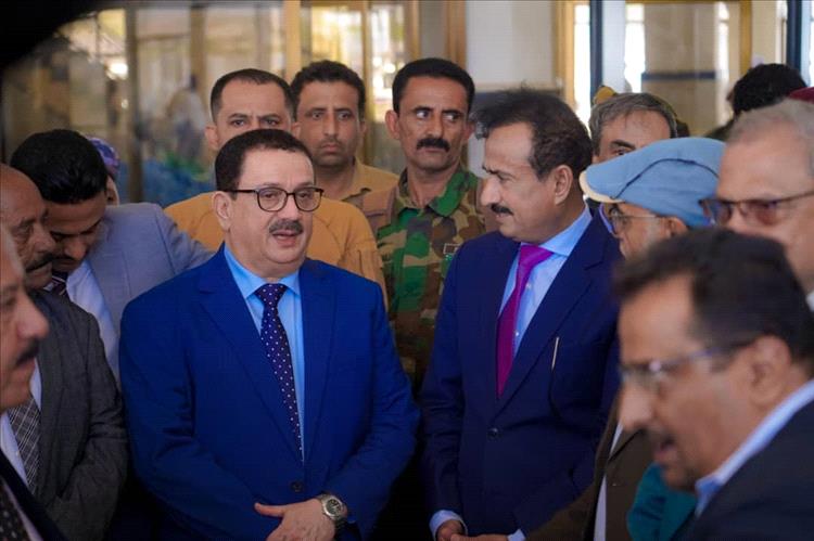 محافظ شبوة يرحب باستئناف الرحلات بمطار عتق