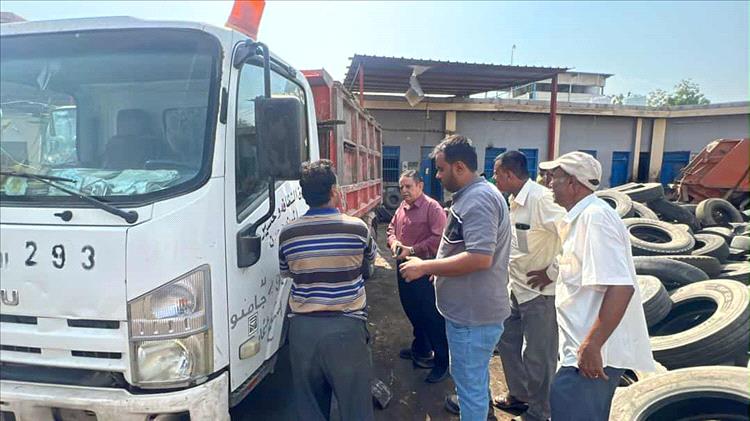 القائم بأعمال مدير نظافة عدن "غانم" يتفقد العمل في الورشة المركزية لإصلاح آليات الصندوق