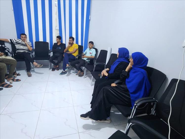صالون أرنيَادَا يحتفي برواية "بلاد بلا سماء" بعرض سينمائي ونقاش فكري في تعز