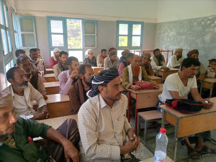 أولياء أمور ووجهاء حطاط يعقدون اجتماعاً طارئاً لمعالجة أزمة نقص المعلمين بمدرسة الشهيد حسن زين عاطف