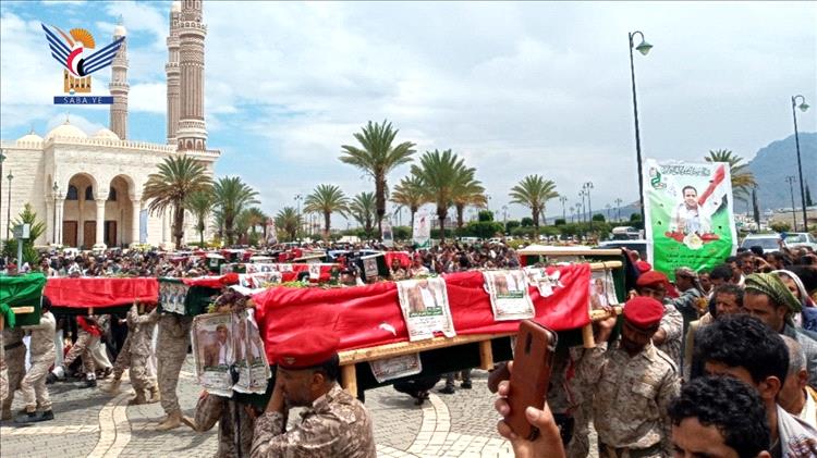 الحوثيون يشيعون 32 صحفيًا بعد مقتلهم إثر غارة إسرائيلية بصنعاء