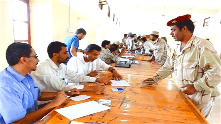 صحافي: صرف مرتبات الجيش والأمن يسير ببطء وأغلبية العسكر لم يستلموا رواتبهم