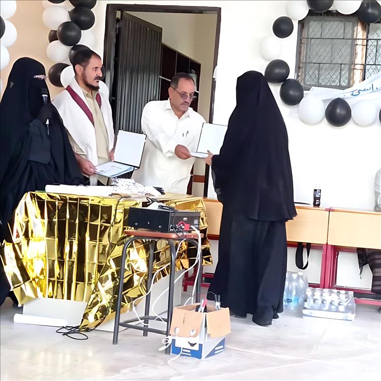 ثانوية الشهيد محسن العمودي للبنات بيافع رصد تكرّم المعلمات والطالبات الأوائل والمتفوقات