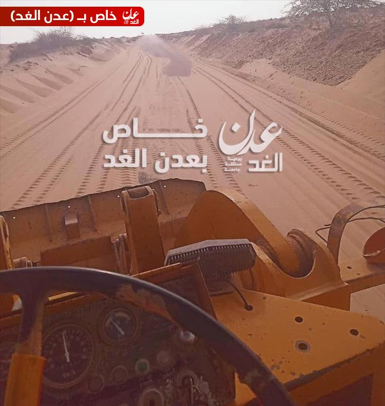 مدير عام مديرية أحور يشكر صندوق صيانة الطرق والمؤسسة العامة للطرق على إزالة الكثبان الرملية ومخلفات السيول من الخط الدولي