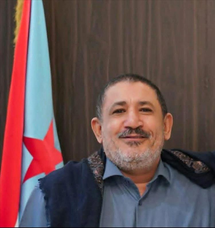 اللواء أحمد الظاهري يعزي بوفاة المناضل أديب العيسي