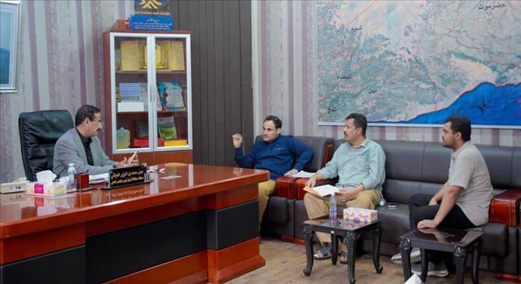 المحافظ ابن الوزير يناقش مع مدير عام فرع المؤسسة العامة للطرق والجسور مشاريع صيانة وتأهيل الجسور بالخط الدولي بمديرية رضوم