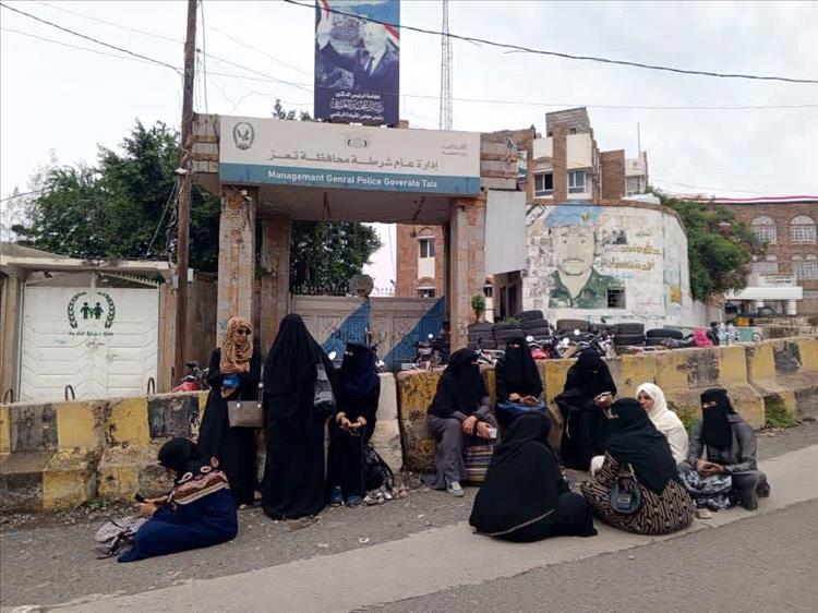 نساء تعز ينفذن اعتصامًا مفتوحًا أمام إدارة الأمن للمطالبة بالقبض على قتلة افتهان المشهري