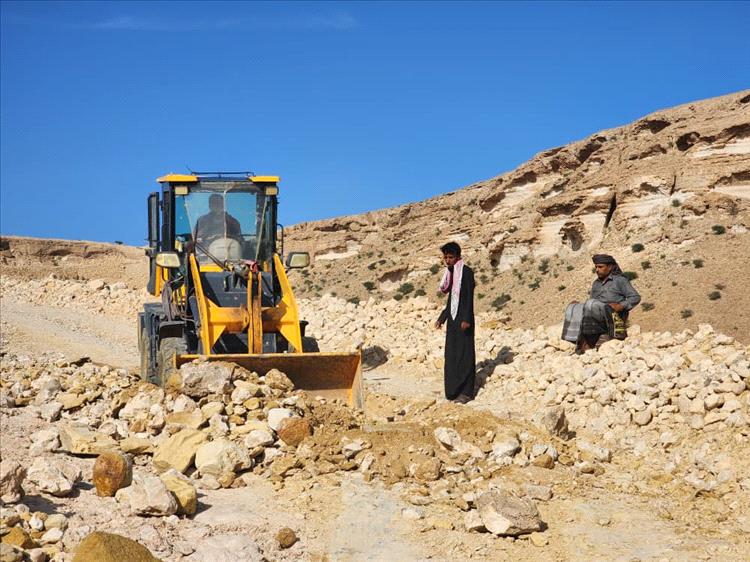 بتوجيهات المحافظ ابن الوزير.. صندوق صيانة الطرق بشبوة يفتح طريق عقبة خفعه بعد تعرضها للسيول