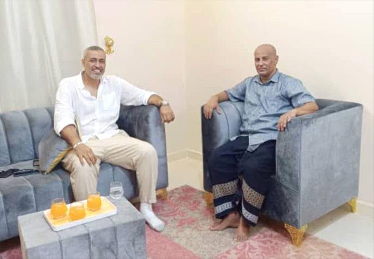 رئيس الاتحاد اليمني لكرة السلة يطمئن على صحة الإعلامي القدير صلاح العماري