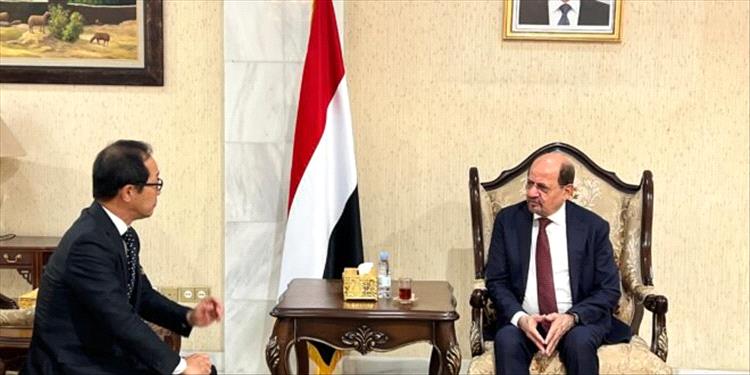 وزير الخارجية يلتقي السفير الياباني لدى اليمن