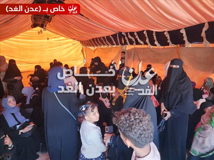 نساء تعز يبدأن اعتصامًا أمام مبنى السلطة المحلية للمطالبة بالقبض على قتلة افتهان