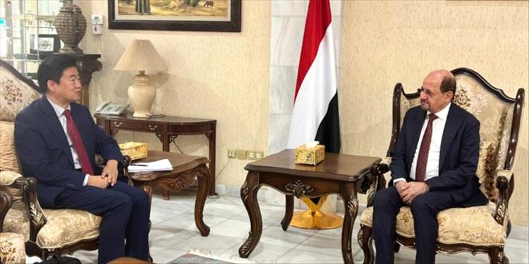 وزير الخارجية يلتقي القائم بأعمال السفارة الصينية لدى اليمن