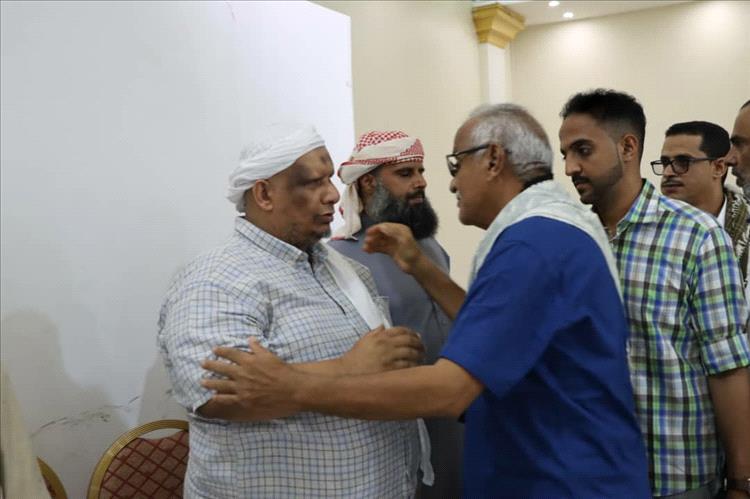 الوكيل "محمد سعيد سالم" يؤدي واجب العزاء بوفاة المناضل أديب العيسي