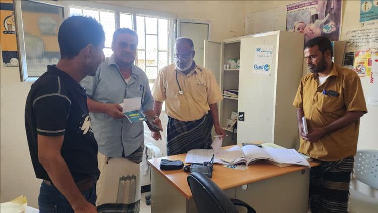 نائب مدير مكتب الصحة بأبين ومدير صحة لودر يتفقدان سير العمل بالعربة المتنقلة في شوحط
