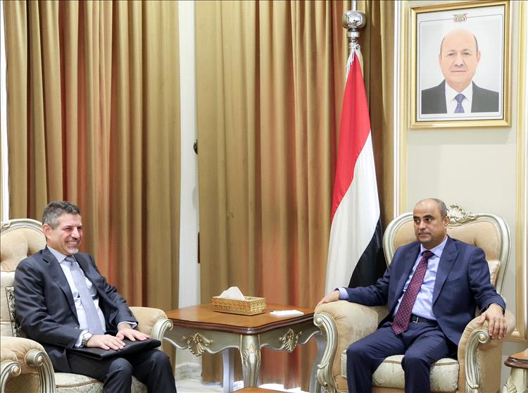رئيس الوزراء يستعرض مع السفير الأمريكي العلاقات الثنائية وجهود دعم الحكومة للقيام بواجباتها