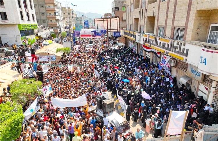 طالبت بـ(إقالة مدير أمن تعز وقائد المحور).. مئات الآلاف يطالبون بالقبض على قتلة (أفتهان)