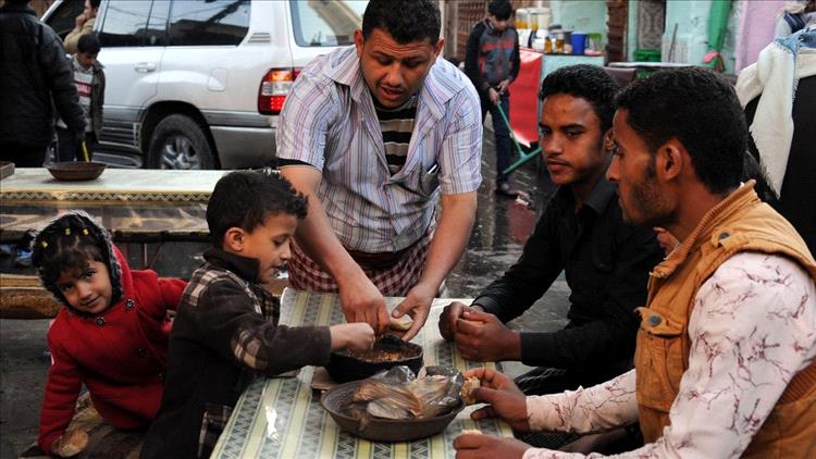 عمال اليمن يكابدون لتوفير الغذاء وسط تدهور قطاعات التشغيل