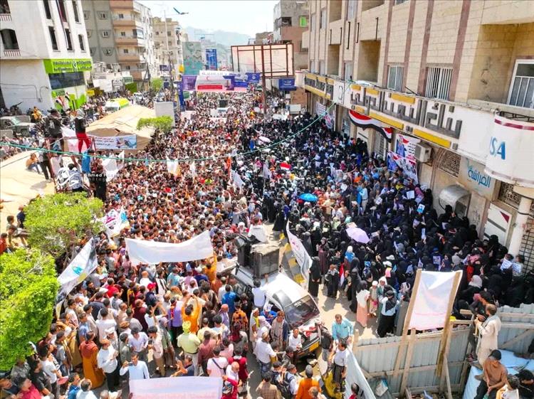 الشهيدة إفتهان المشهري تشعل الغضب الشعبي في تعز .. مسيرات وبيان نقابي يطالب بالعدالة للشهداء