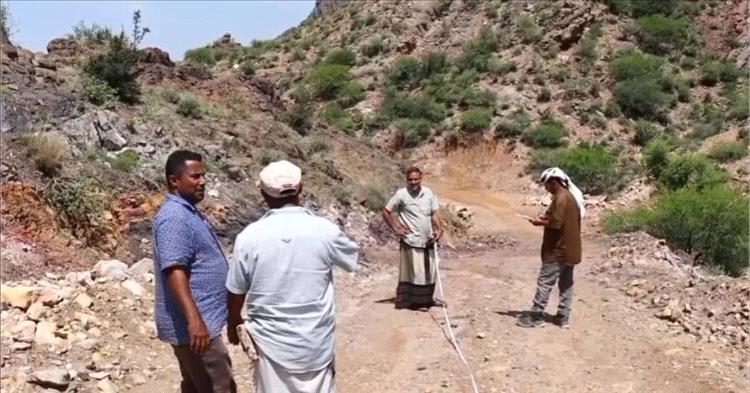 عمل مسح ودراسة لطريق سيلة غزال بالضالع والممول من أهل الخير