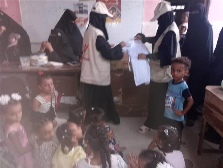مؤسسة البركة للتنمية توزع ملابس مدرسة على الطلاب المحتاجين