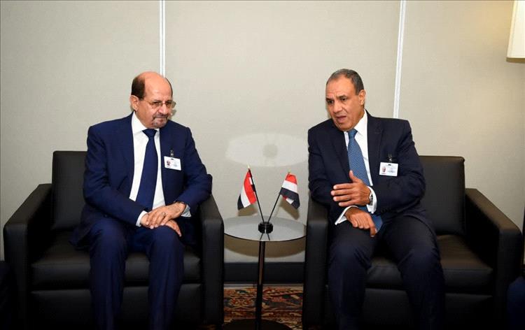 وزير الخارجية يبحث مع نظيره المصري العلاقات الثنائية بين البلدين