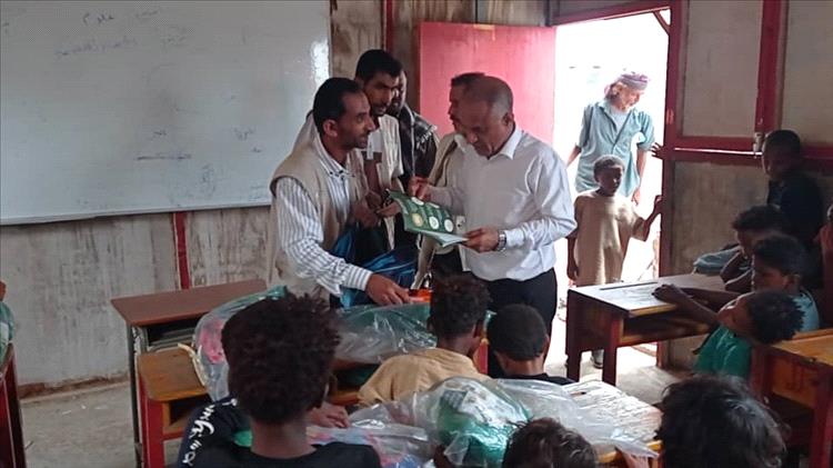 توزيع حقائب مدرسية لـ923 تلميذا وتلميذة في مخيم الشوكاني بلحج