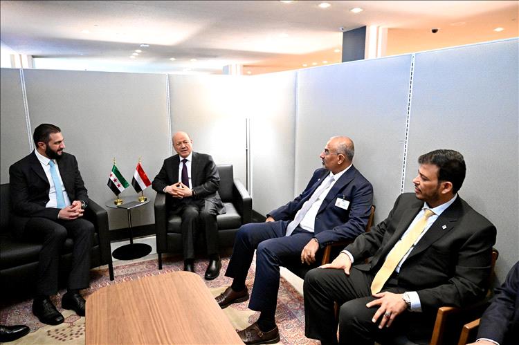 رئيس مجلس القيادة يلتقي الرئيس السوري للبحث في العلاقات الثنائية وتطورات المنطقة