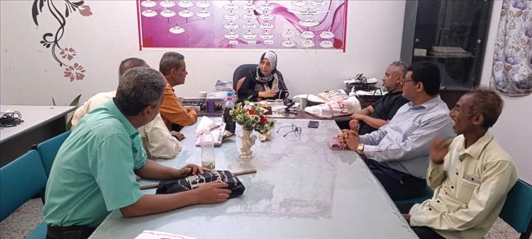مديرة مدرسة "عقبة بن نافع" بعدن تناشد بإنهاء معاناة المعلمين المالية وتؤكد على دورهم في التعليم