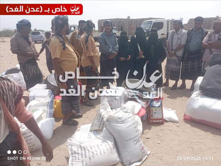 الهلال الأحمر اليمني ومنظمات المجتمع المدني يقدمون مساعدات إنسانية لأسر ضحايا احدى حُفر السيول في مديرية أحور