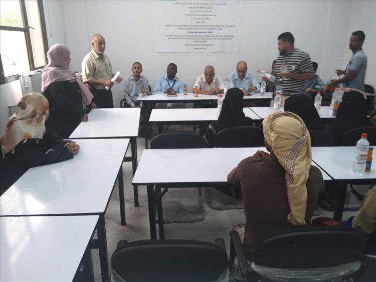 مكتب زراعة عدن ومنظمة "سماريتان بيرس" يوزعان الحقائب البيطرية على متدربي الصحة الحيوانية