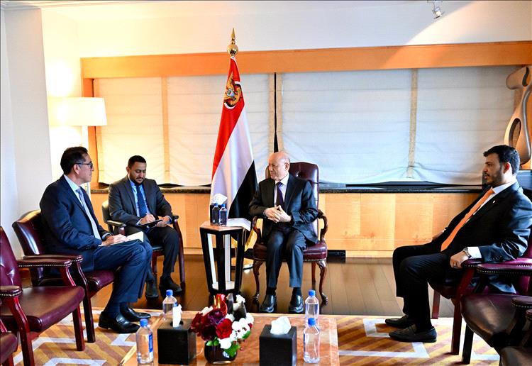 رئيس مجلس القيادة يستقبل نائب المدير التنفيذي لشركة هنت الاميركية