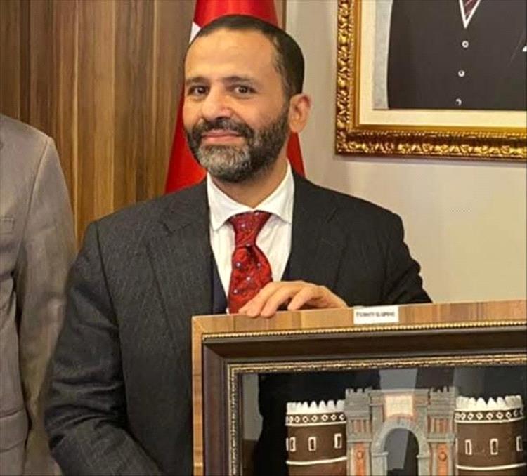 عادل الأحمدي يهاجم حميد الأحمر: منشورك “جنازة سياسية” ويفتقر للوطنية والمروءة