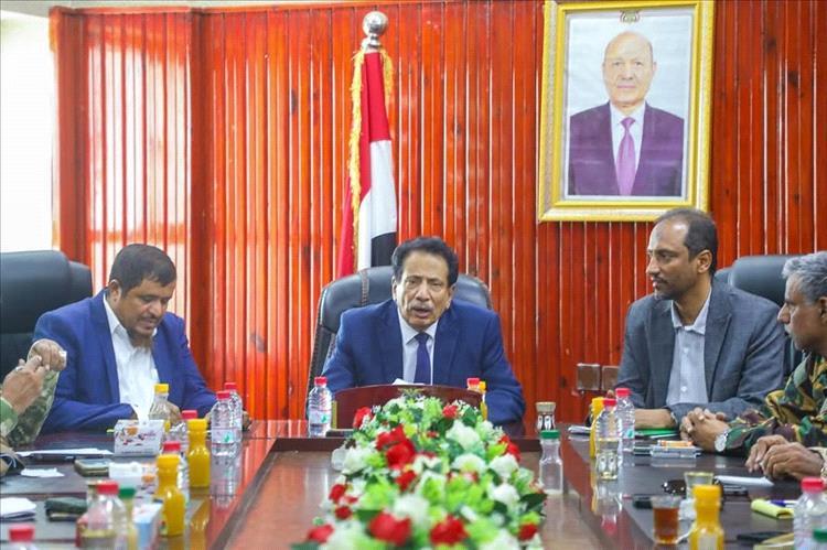 محافظ المهرة يوجّه بإزالة النقاط العشوائية وتعزيز الإجراءات الأمنية