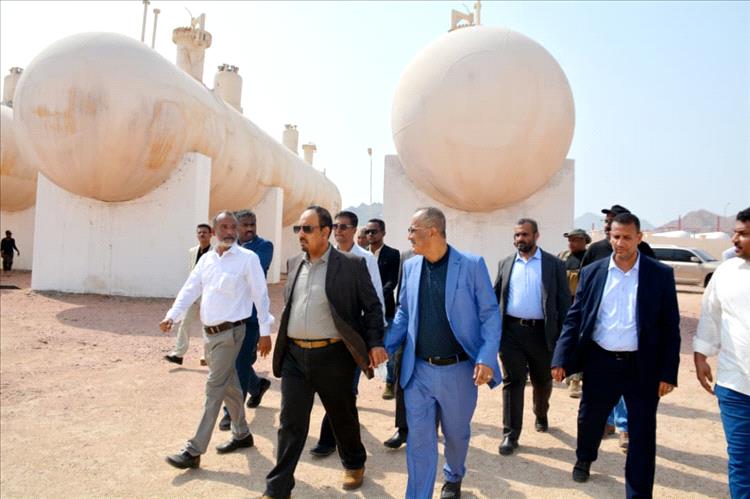 محافظ حضرموت يتفقد مشروع تأهيل منشأة الغاز ببروم