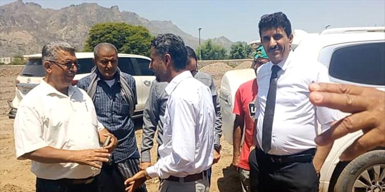 وكيل وزارة الشباب والرياضة يطلع على سير العمل ويشرف على تسليم عشب ملعب الصمود بالضالع