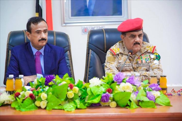 وزير الدفاع ومحافظ شبوة يترأسان اجتماعا استثنائيا للجنة الأمنية لتعزيز الأمن والاستقرار في المحافظة