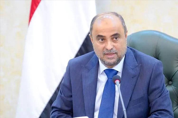 أربعة أشهر كافية.. صحافي يطالب رئيس الوزراء بوضع حل عاجل لصرف مرتبات موظفي الدولة