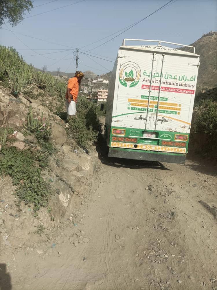 وجاهات وشخصيات اجتماعية في رصد يناشدون بإصلاح الطريق المؤدي للمديرية