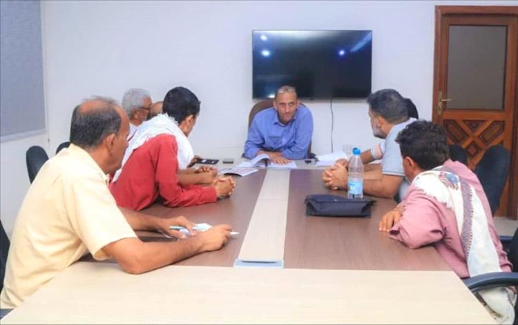 باخبيرة يناقش مع مواطني منطقة صلاح الدين احتياجات قطاعي المياه والصرف الصحي